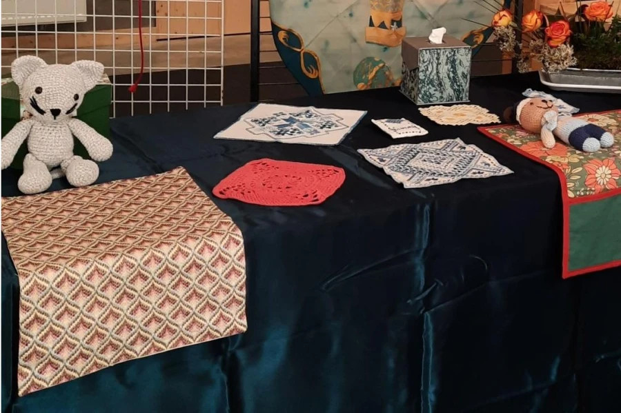 Travaux de l'atelier Art du fil de La Cordée lors d'une exposition