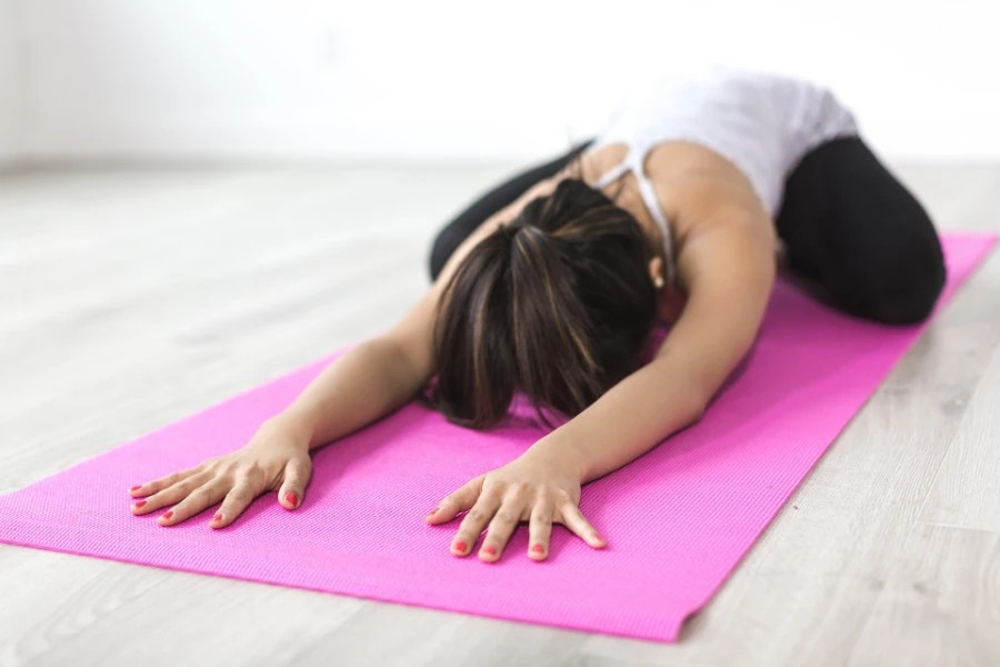Personne pratiquant du yoga